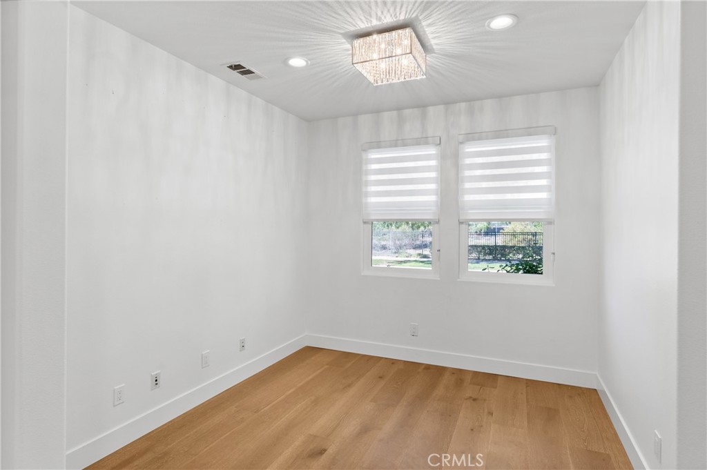 MLS #OC25253997 image #9