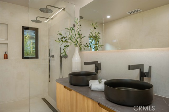 MLS #OC25254016 image #10