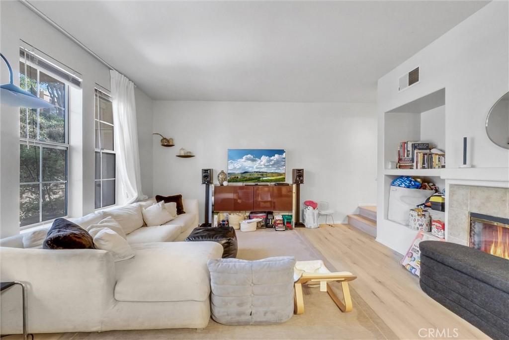 MLS #OC25254293 image #1