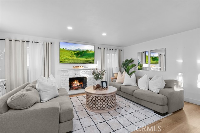 MLS #OC25256309 image #1