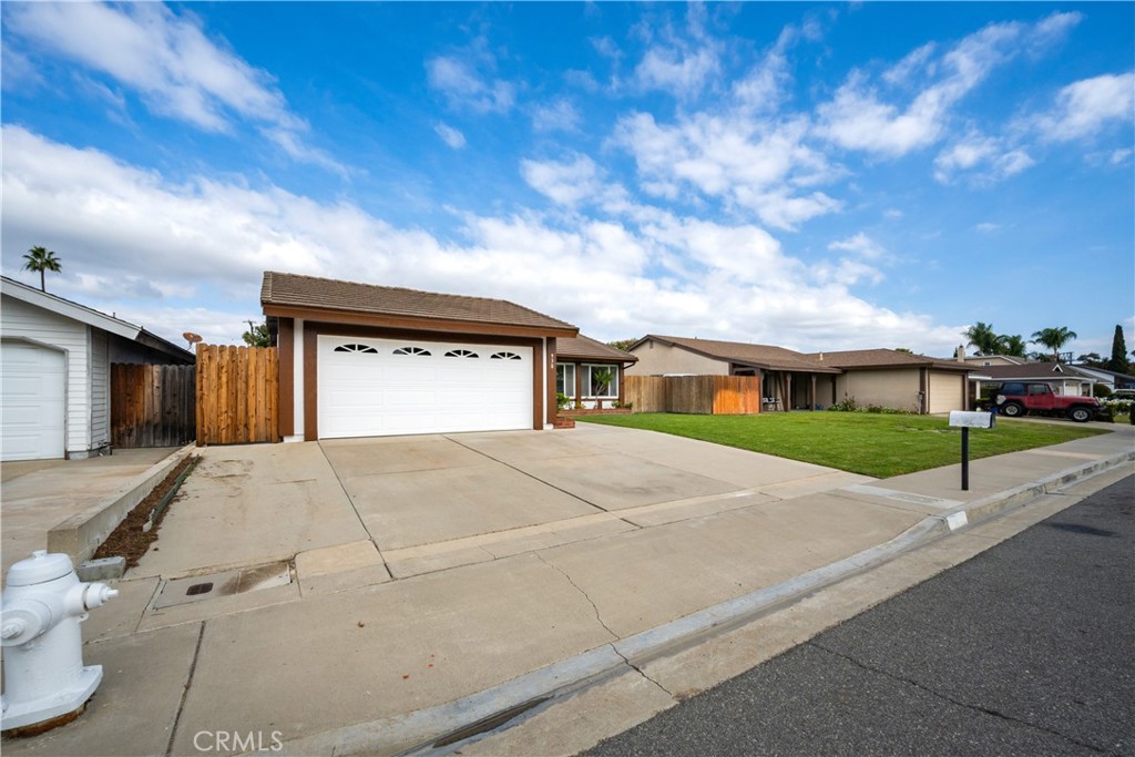 MLS #OC25256376 image #1