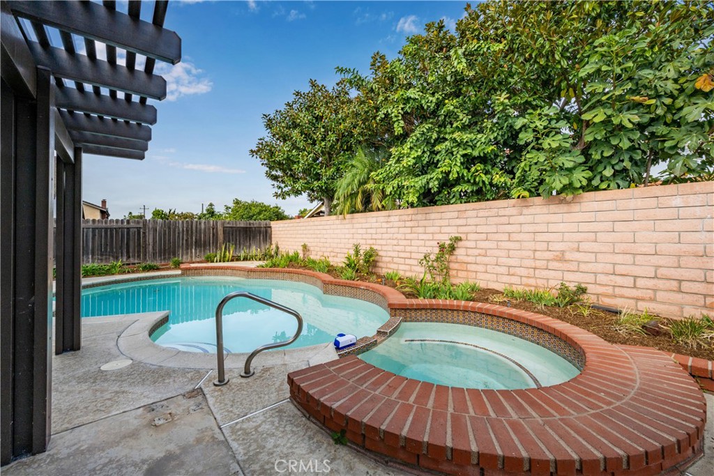 MLS #OC25256376 image #40