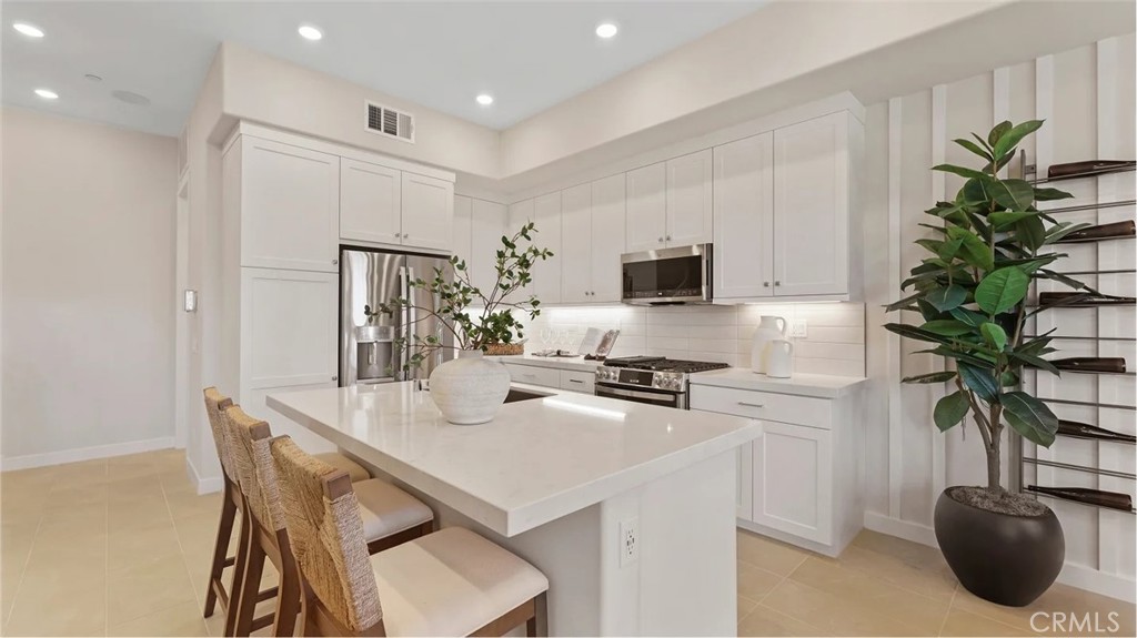 MLS #OC25256441 image #1