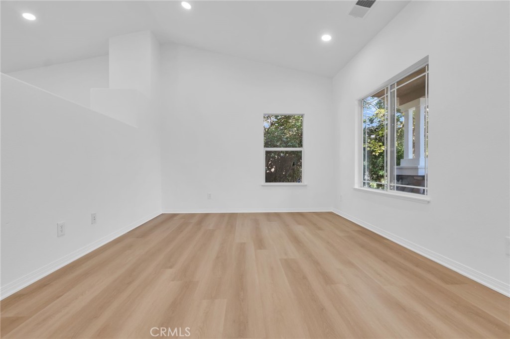 MLS #OC25256929 image #33