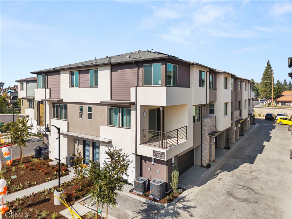 MLS #OC25257298 image #1