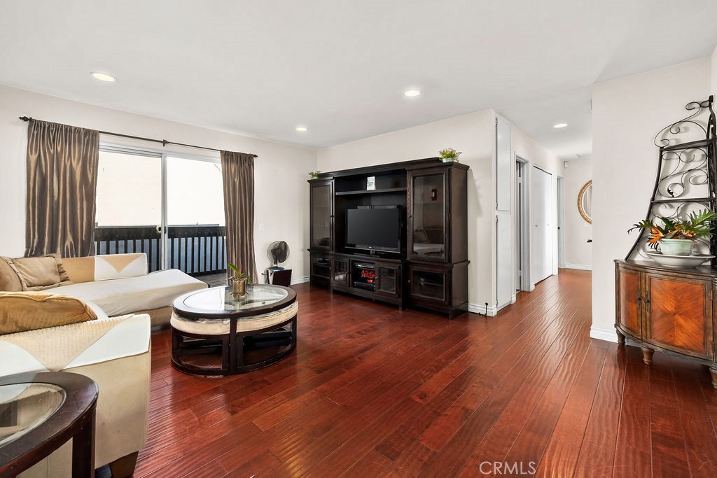 MLS #OC25257422 image #1