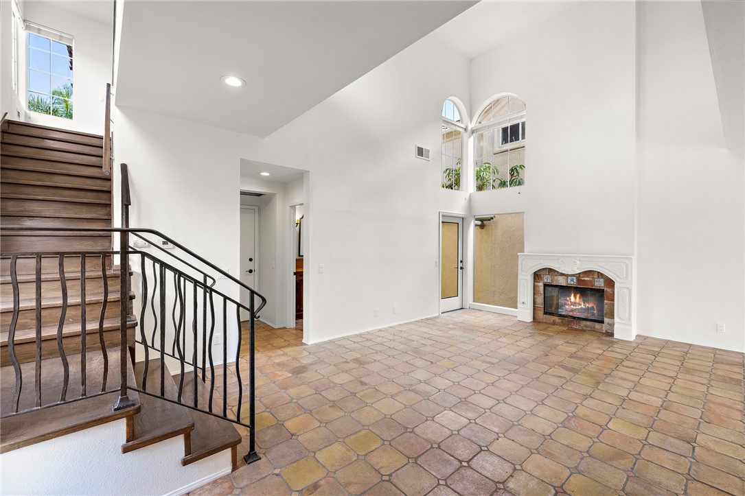 MLS #OC25258401 image #1