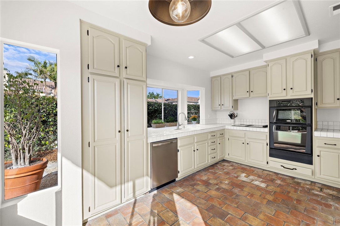 MLS #OC25258401 image #4