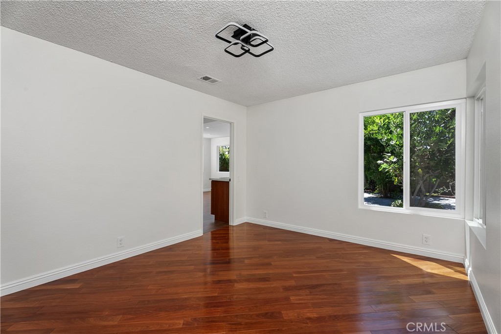 MLS #OC25258778 image #9