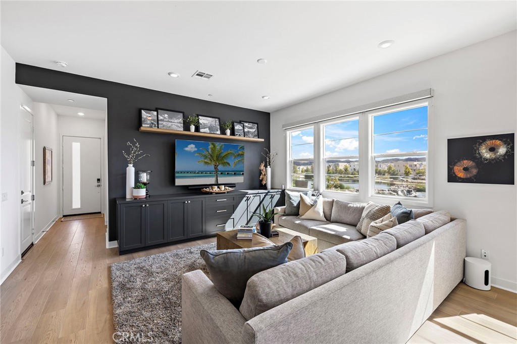 MLS #OC25260069 image #9