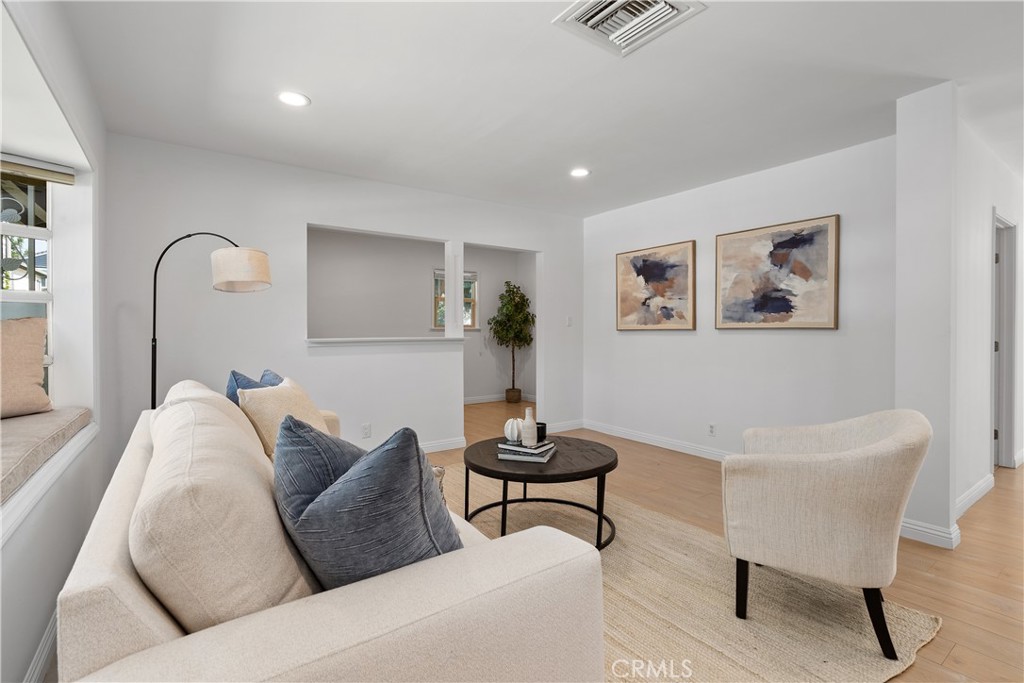 MLS #OC25260107 image #5