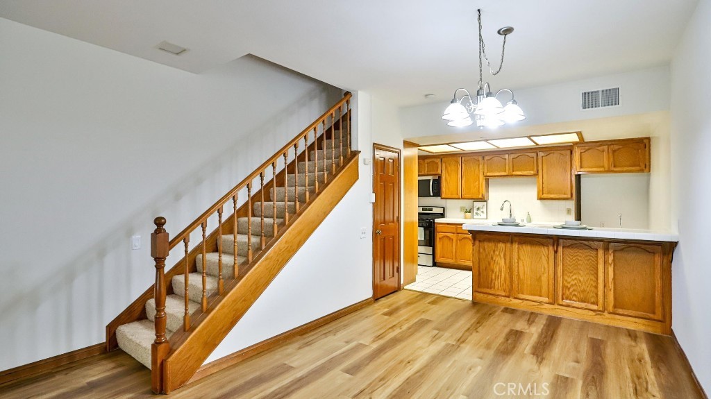 MLS #OC25260313 image #1