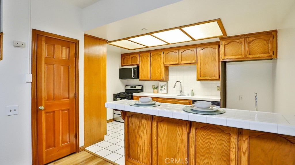 MLS #OC25260313 image #2