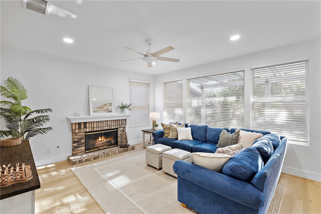 MLS #OC25260326 image #2