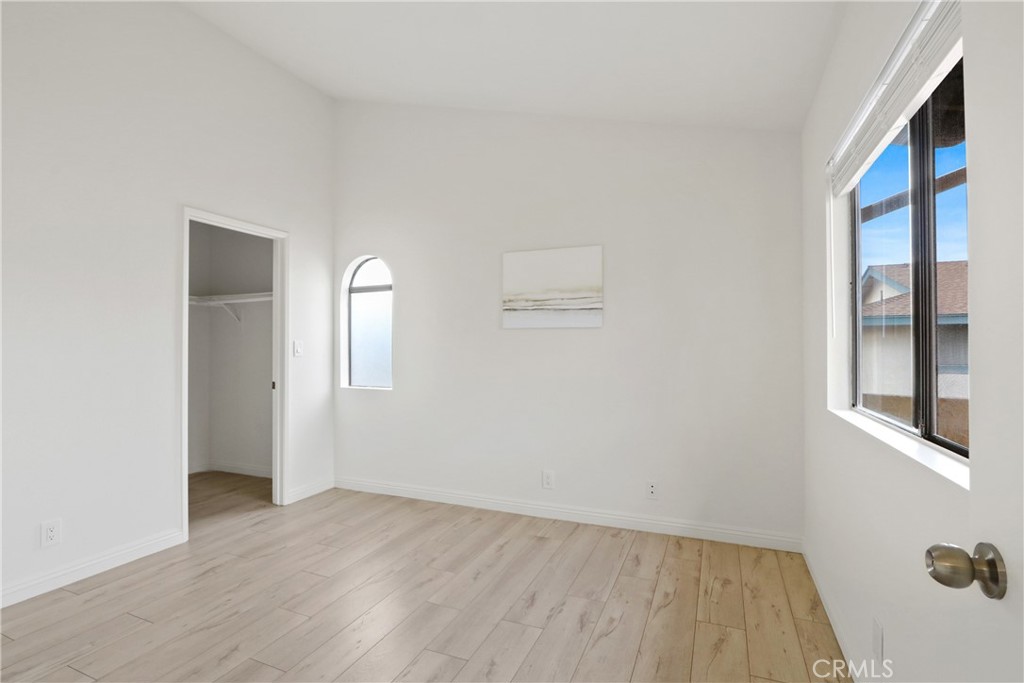 MLS #OC25260426 image #10