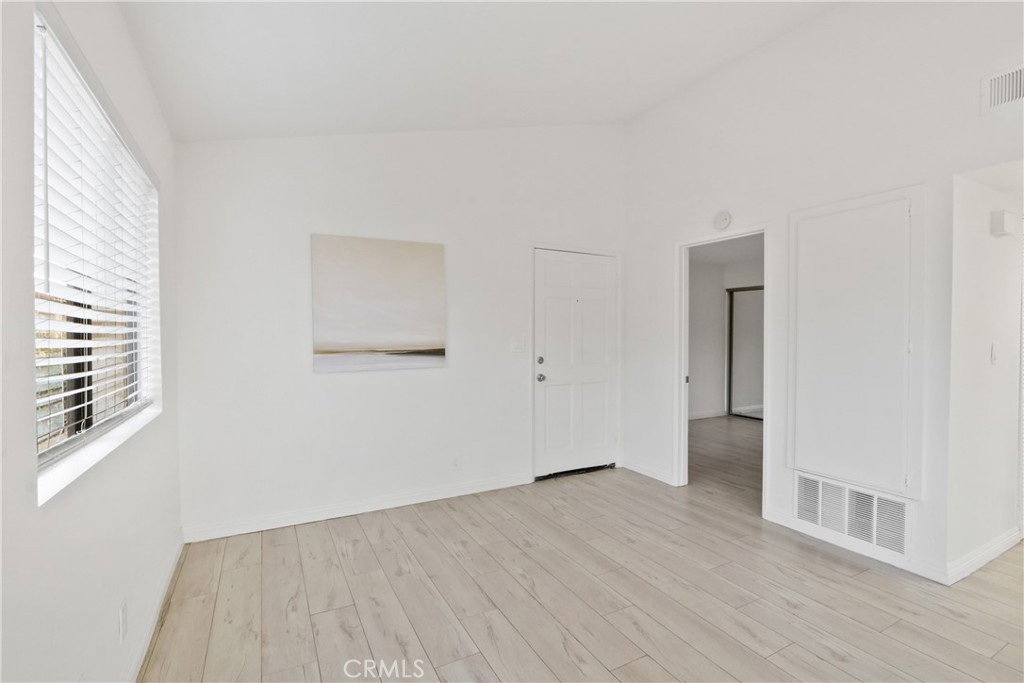 MLS #OC25260426 image #4