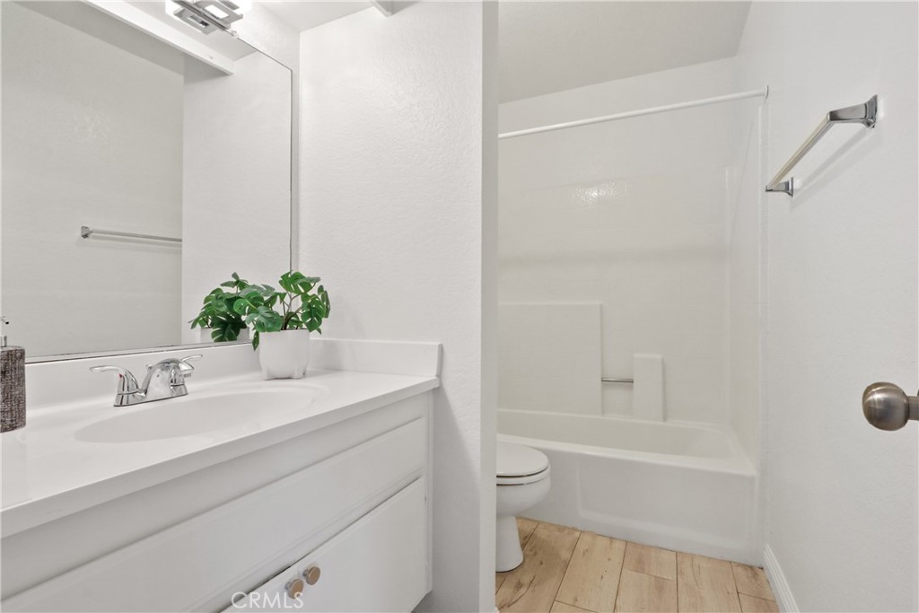 MLS #OC25260426 image #9