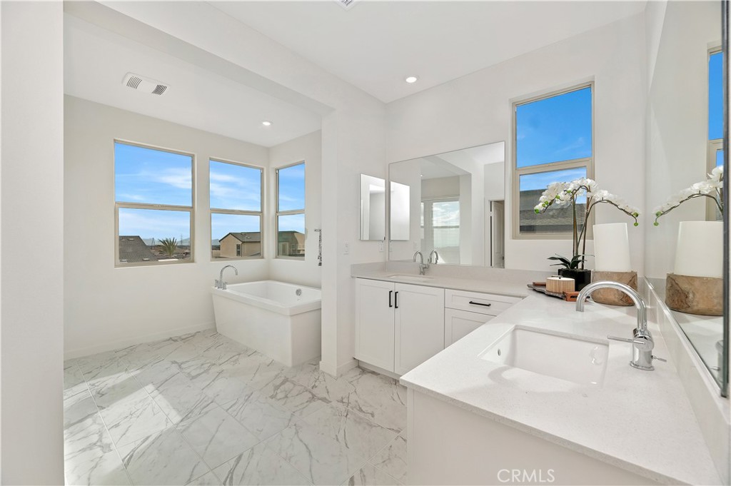 MLS #OC25260470 image #3