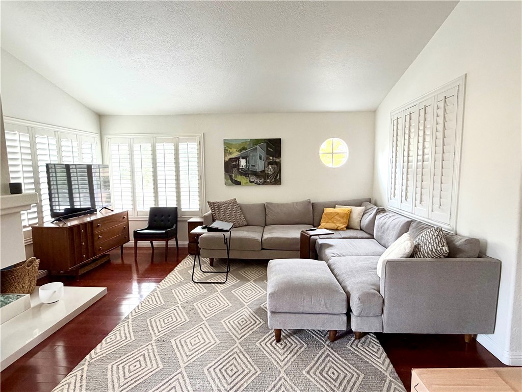 MLS #OC25260603 image #1