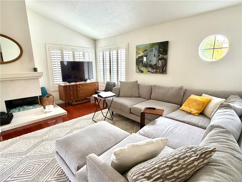 MLS #OC25260603 image #2