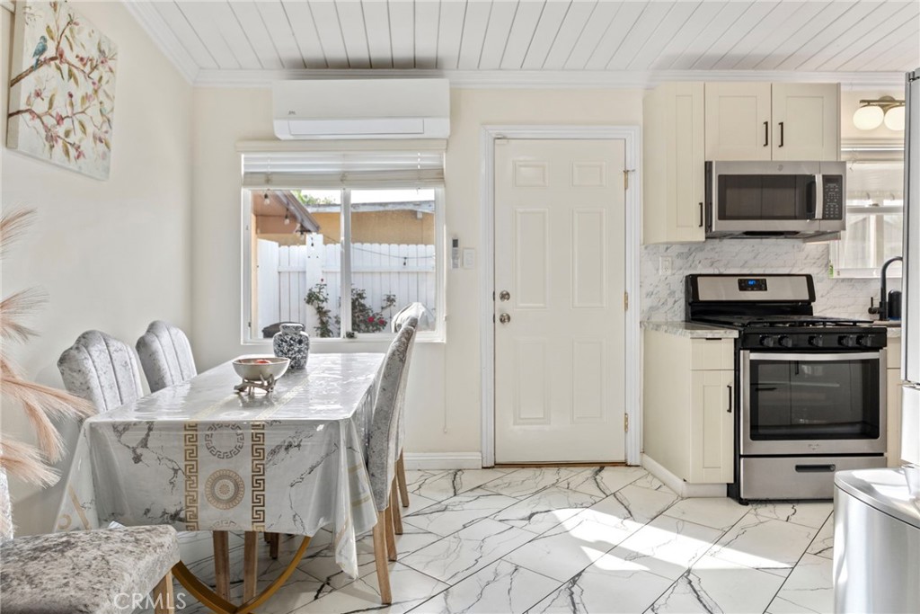 MLS #OC25260794 image #11