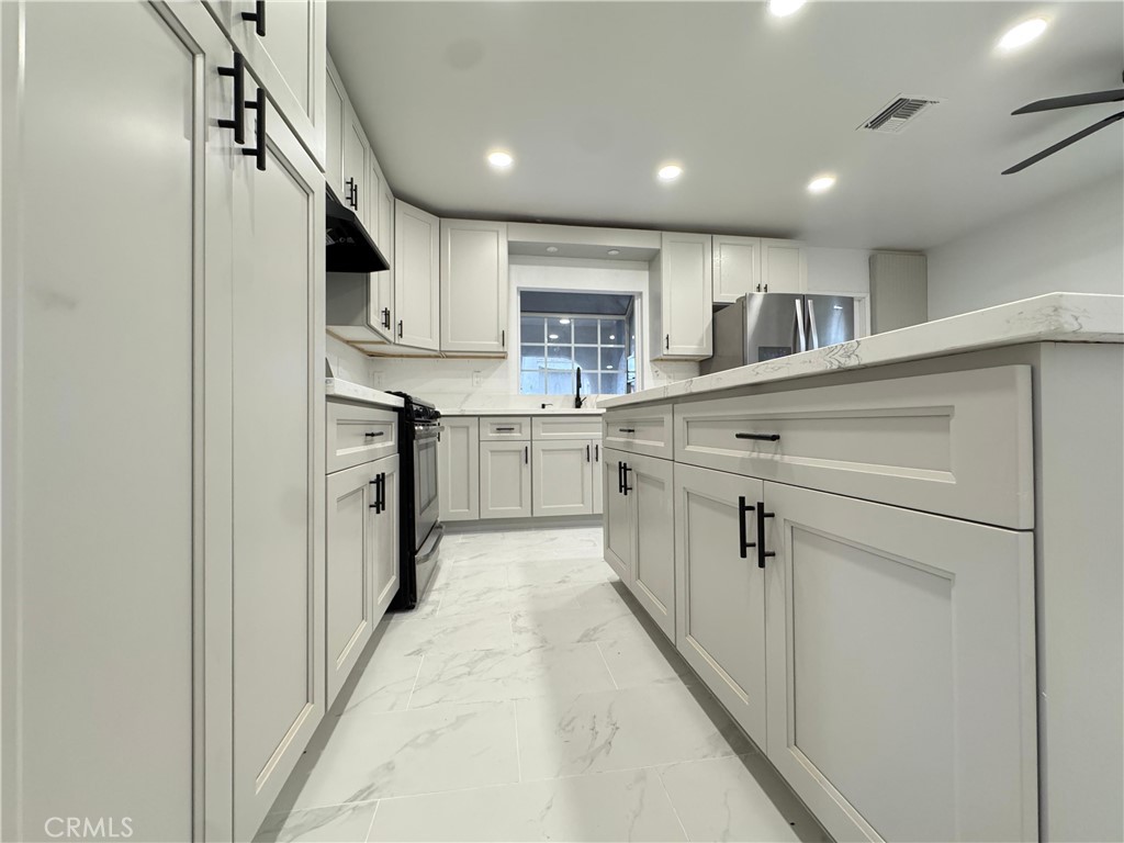 MLS #OC25261024 image #9