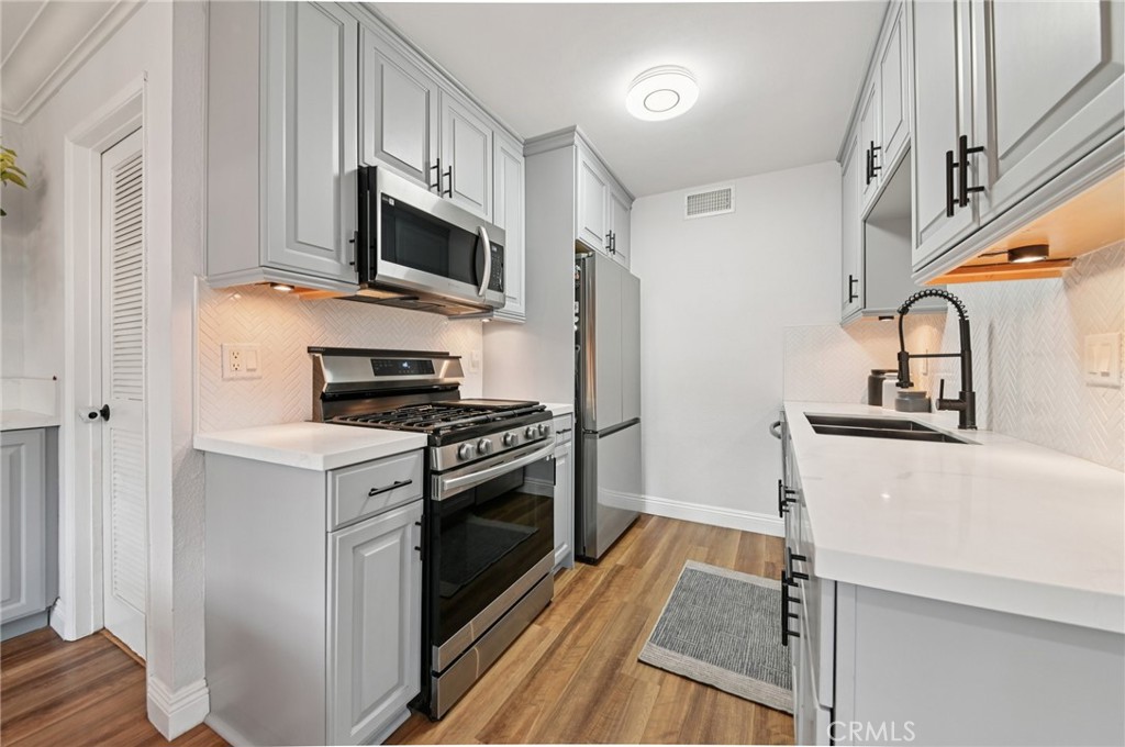 MLS #OC25261056 image #9