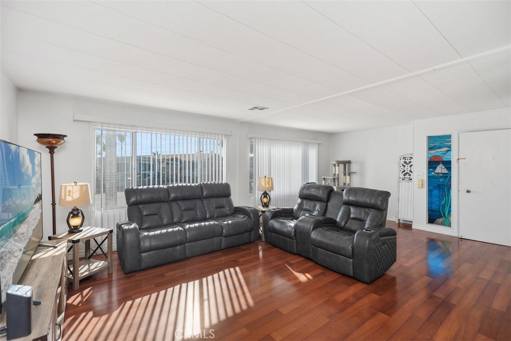 MLS #OC25261326 image #4