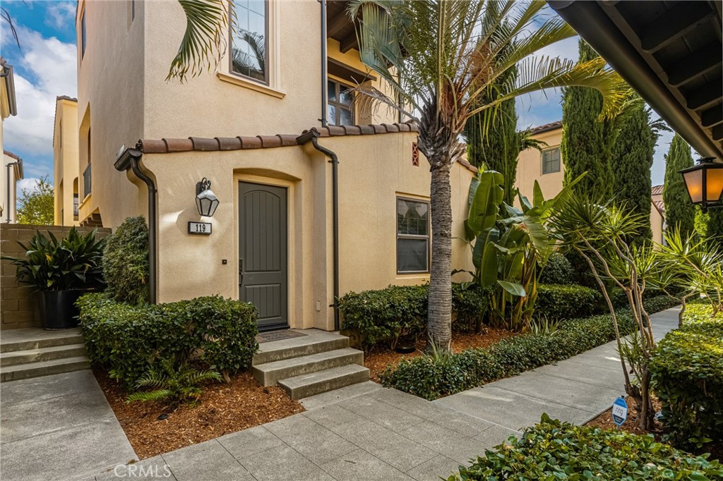 MLS #OC25262419 image #1