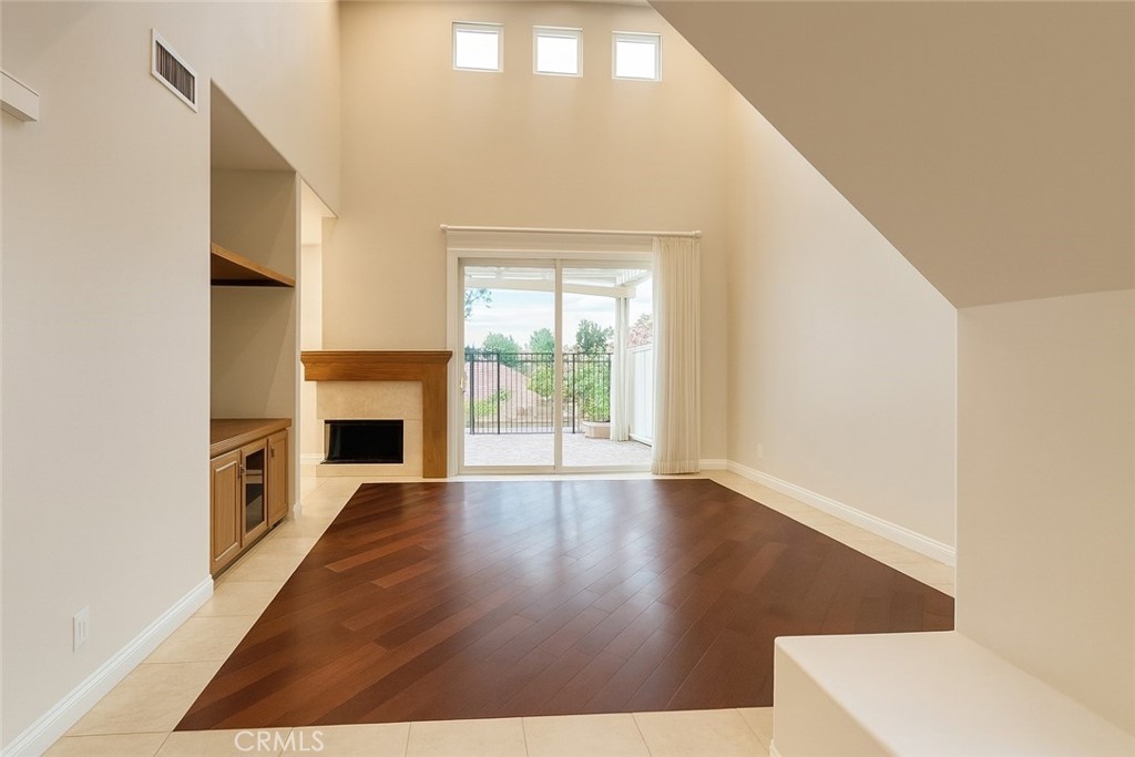 MLS #OC25262802 image #1