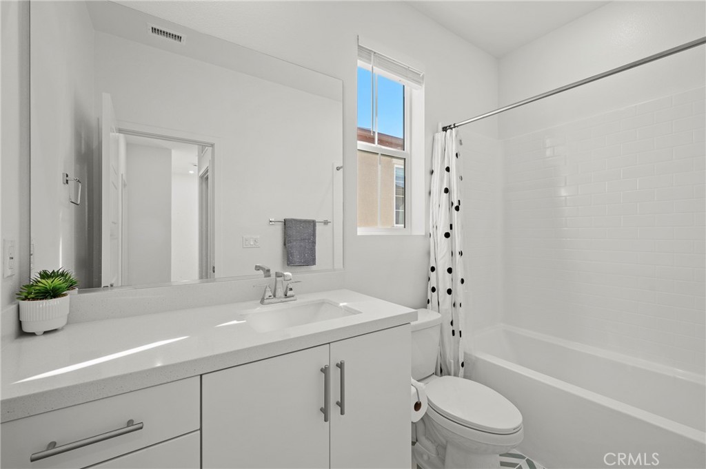 MLS #OC25262810 image #32