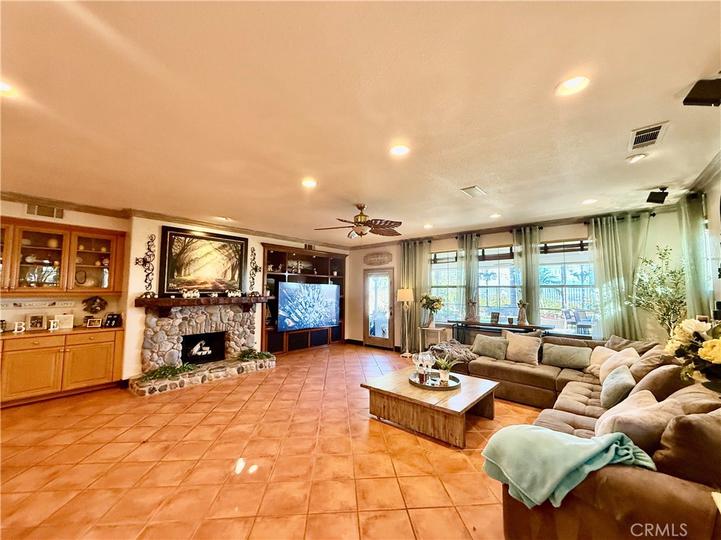 MLS #OC25262815 image #9