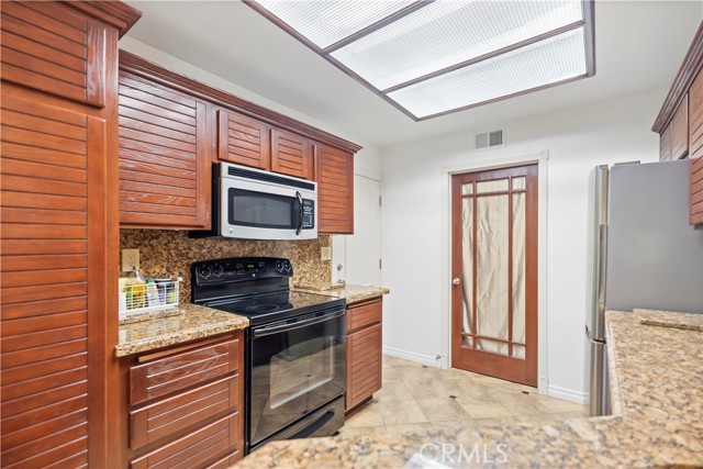 MLS #OC25262903 image #11