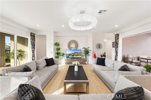 MLS #OC25262918 image #8