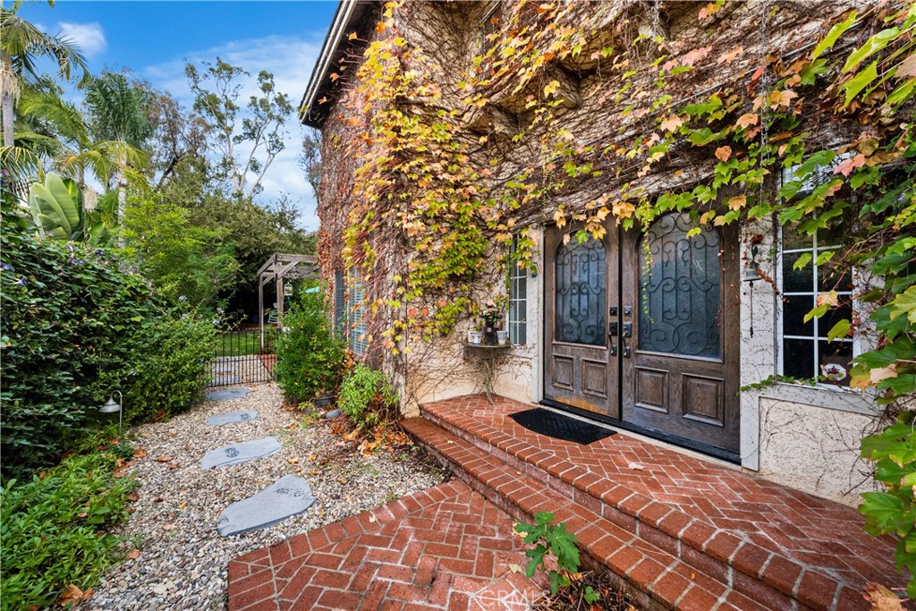 MLS #OC25263106 image #1