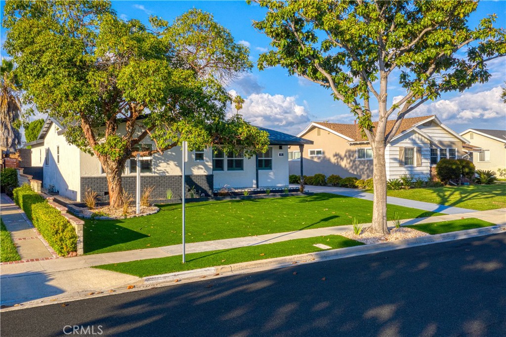 MLS #OC25263206 image #1