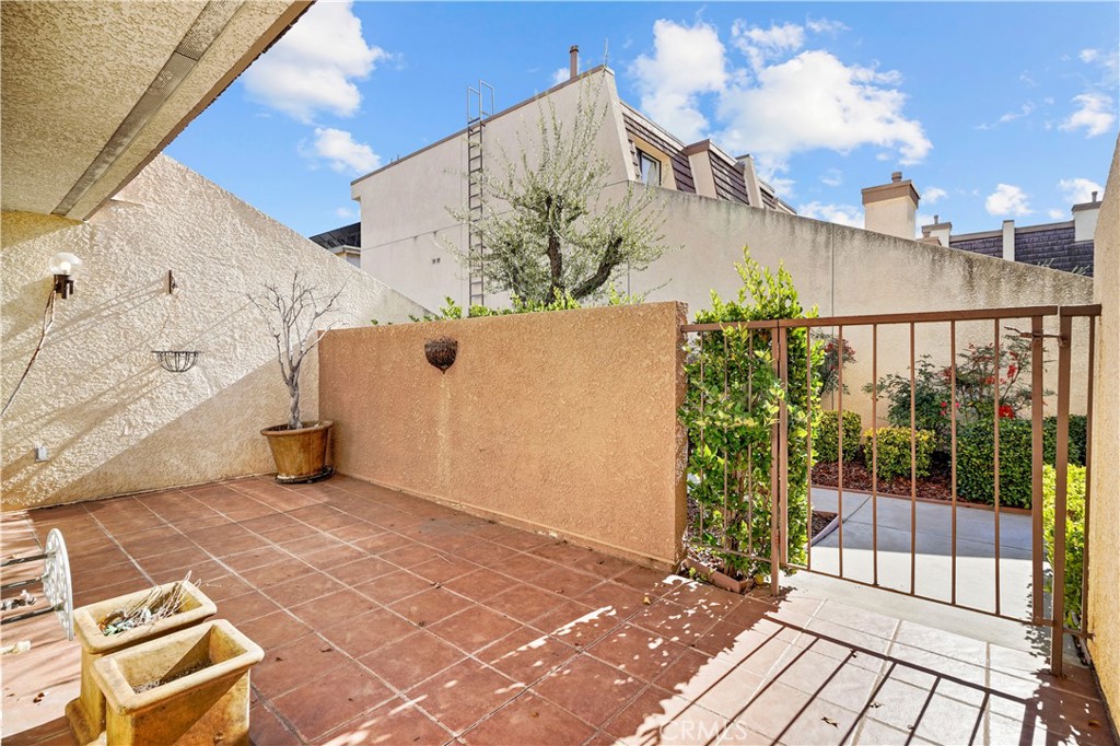 MLS #OC25263531 image #2