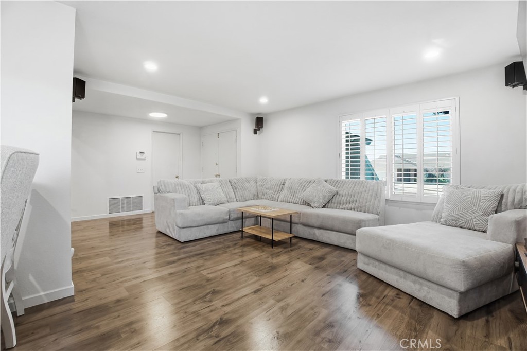 MLS #OC25263861 image #9