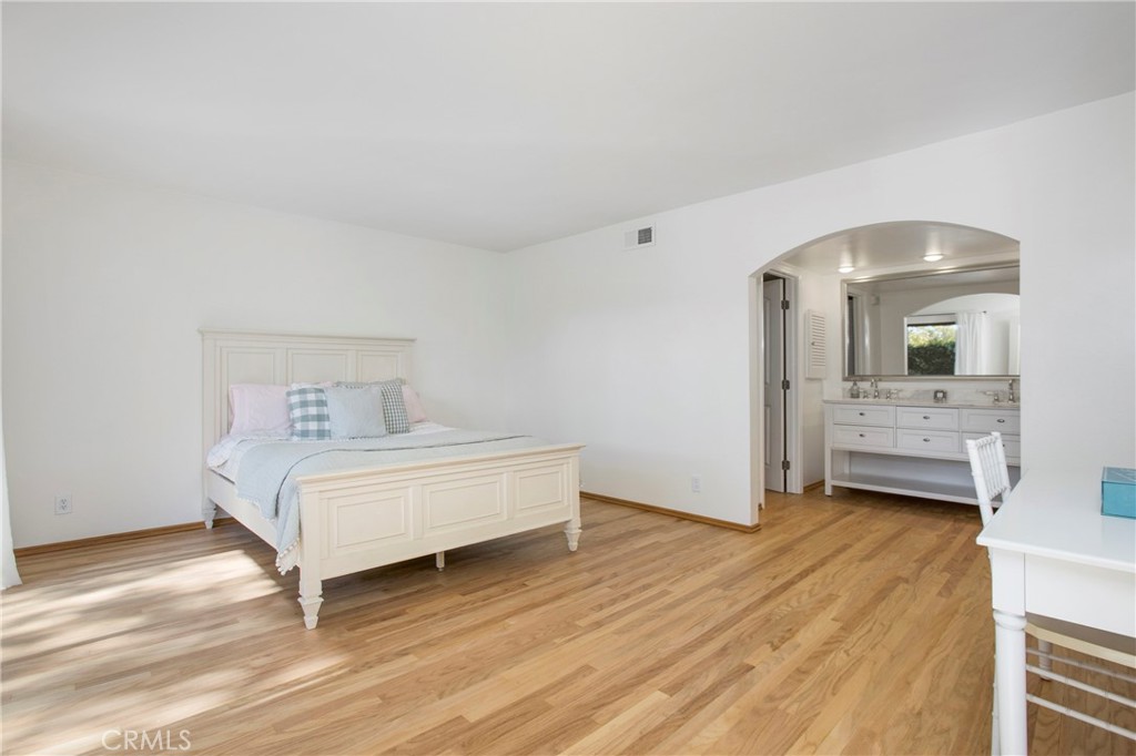 MLS #OC25264315 image #9