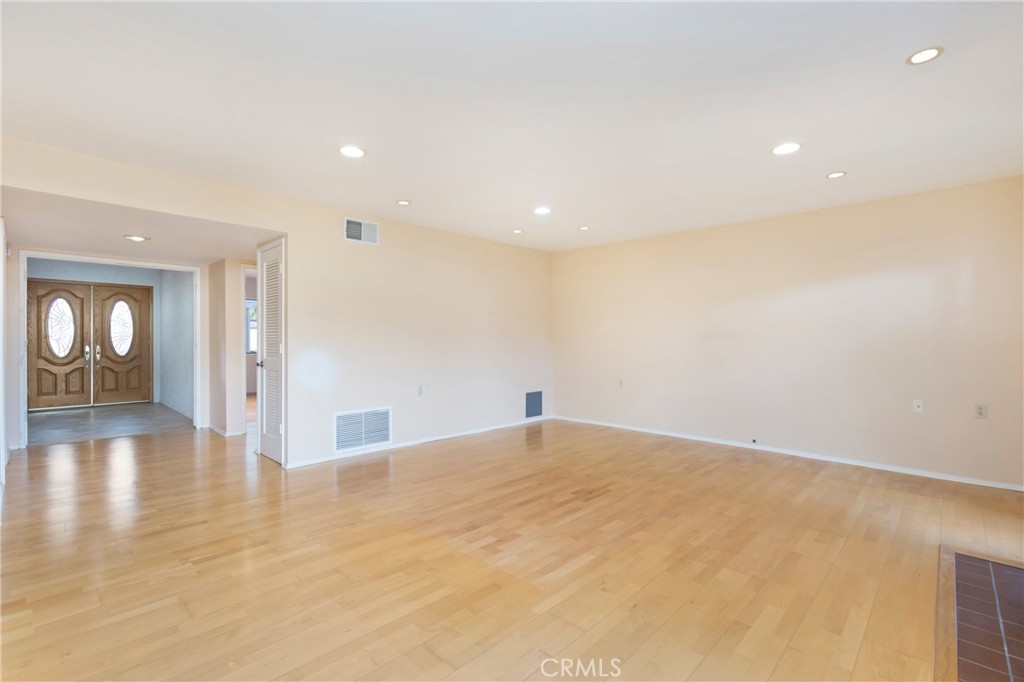 MLS #OC25264601 image #2