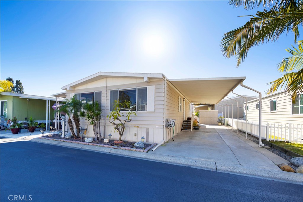 MLS #OC25265002 image #1