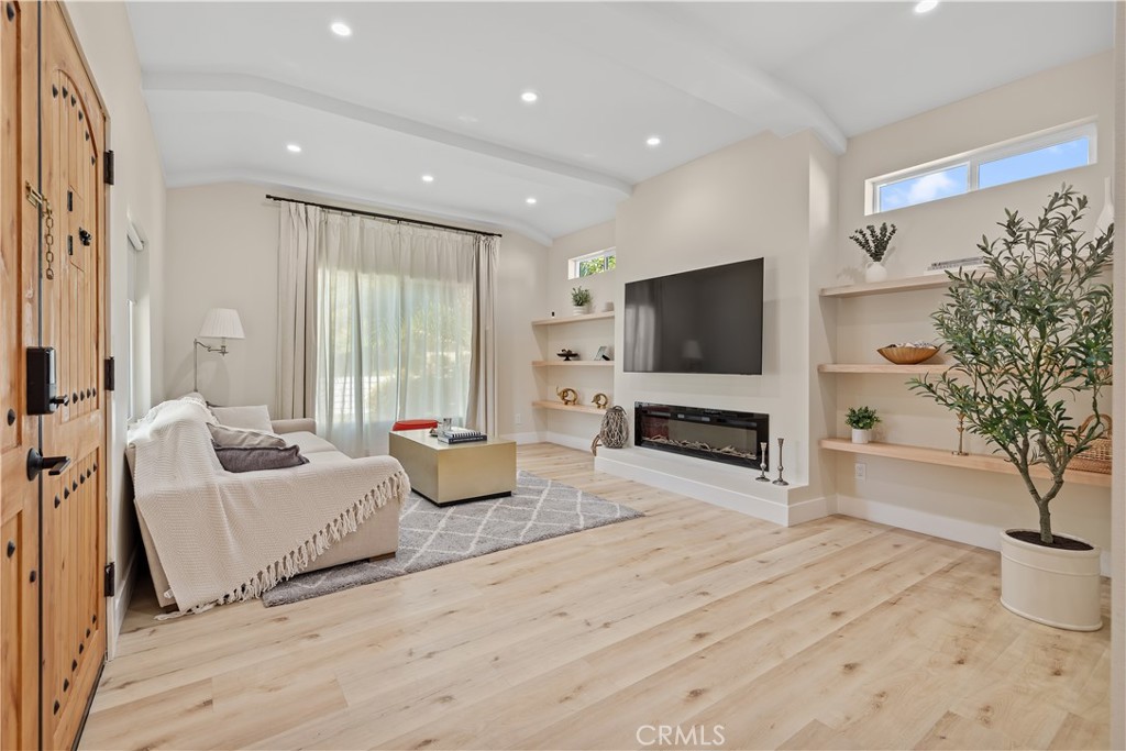 MLS #OC25265166 image #2