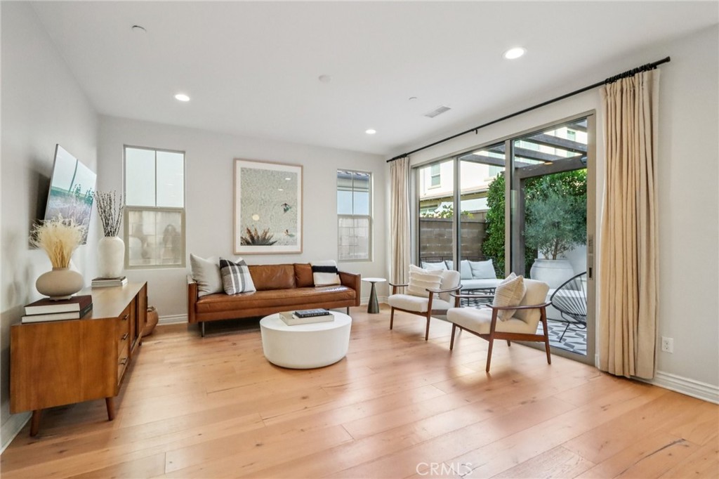 MLS #OC25266186 image #1