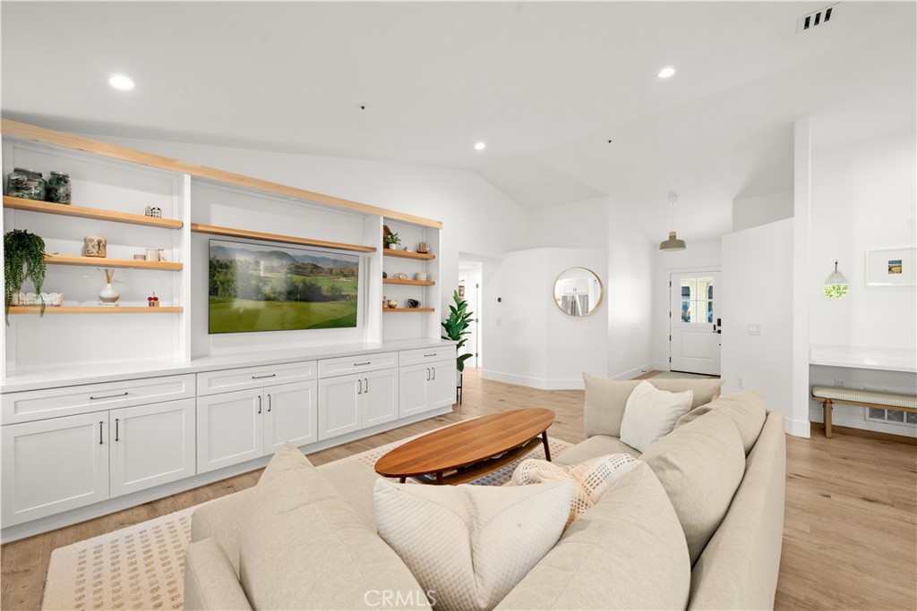 MLS #OC25267245 image #9