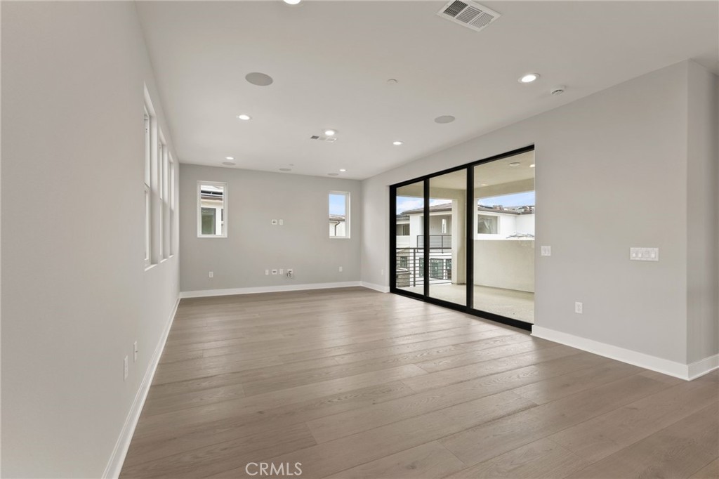 MLS #OC25268401 image #10