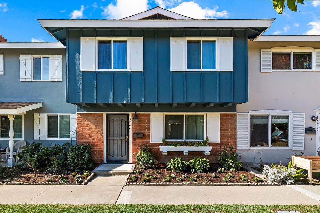 MLS #OC25268577 image #0