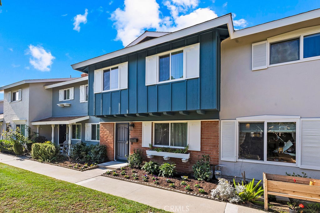 MLS #OC25268577 image #1