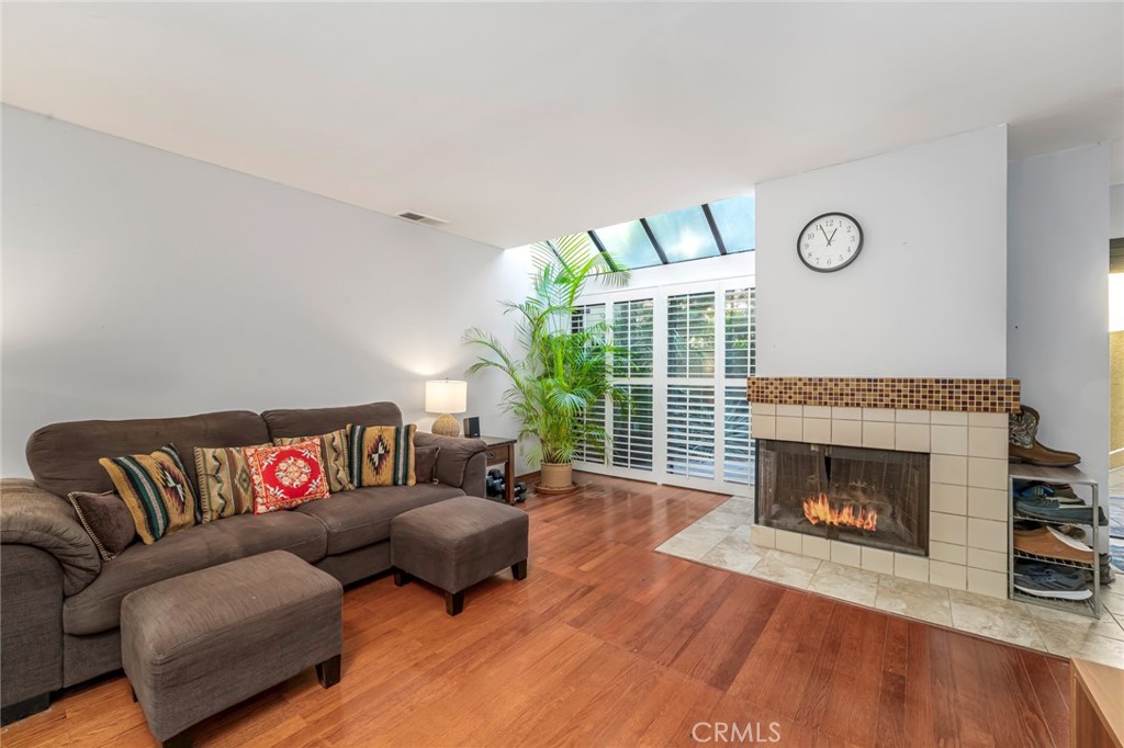 MLS #OC25268769 image #1