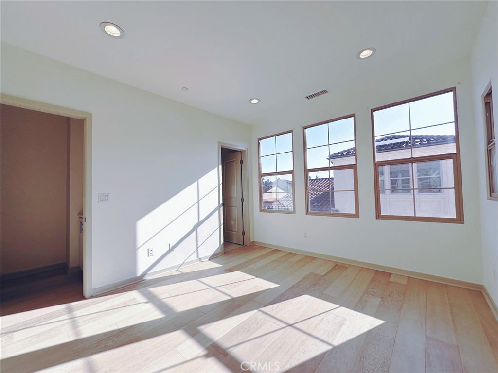 MLS #OC25268828 image #15