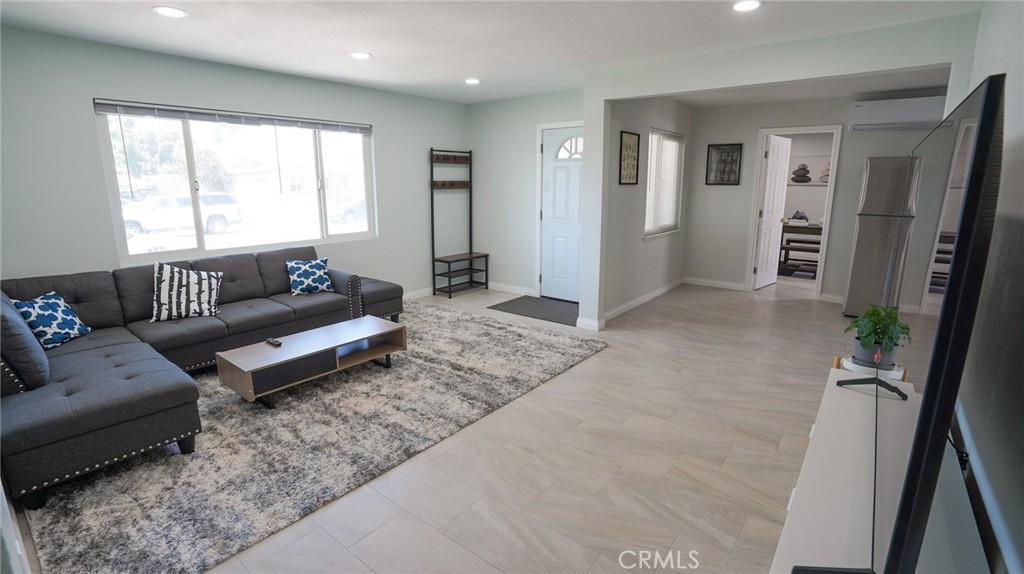 MLS #OC25269690 image #1